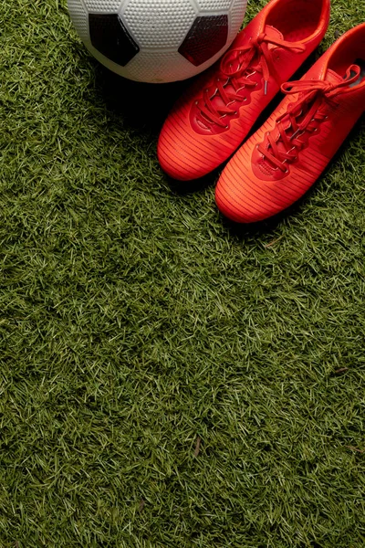 Composição Futebol Sapatos Sobre Estádio Esportivo Espaço Cópia Esporte Movimento — Fotografia de Stock