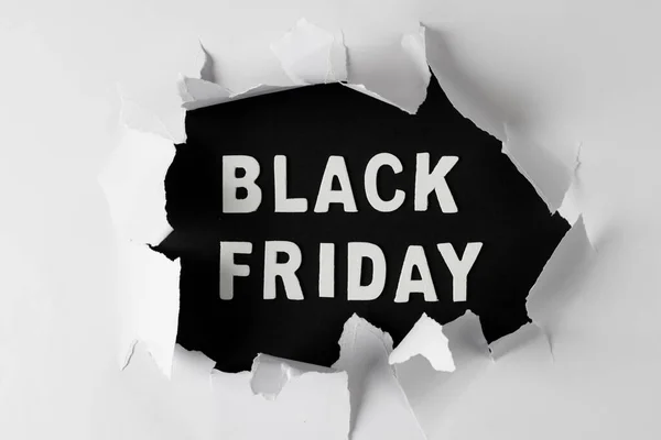 ホワイトペーパーカードとブラックフライデーテキストの構成 ショッピング 黒の金曜日のコンセプト — ストック写真