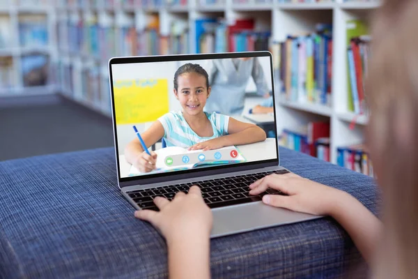 Kaukasisches Mädchen Mit Laptop Für Videoanrufe Mit Einem Lächelnden Grundschüler — Stockfoto
