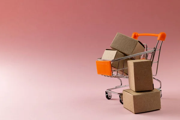 Zusammensetzung Des Warenkorbs Mit Schachteln Auf Rosa Hintergrund Einzelhandel Shopping — Stockfoto