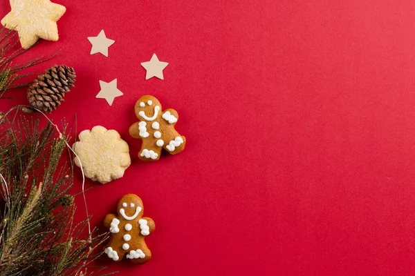 姜饼人饼干和圣诞装饰品的图像 其复制空间为红色 圣诞节 传统和庆祝概念 — 图库照片