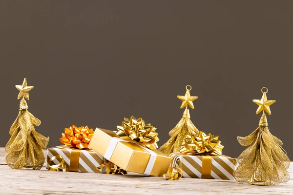 Noel Süslemeleri Hediyeler Ahşap Arka Planda Noel Ağaçları Noel Gelenek — Stok fotoğraf