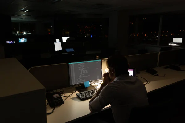 Bělošský Programátor Sedí Stolem Používá Počítač Kódováním Obrazovce Kódování Programování — Stock fotografie