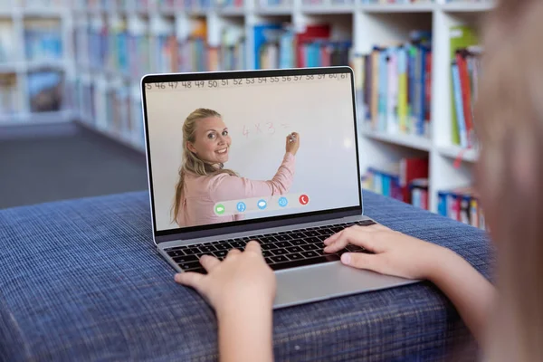 Kaukasisches Mädchen Mit Laptop Für Videoanrufe Mit Lächelnder Lehrerin Auf — Stockfoto
