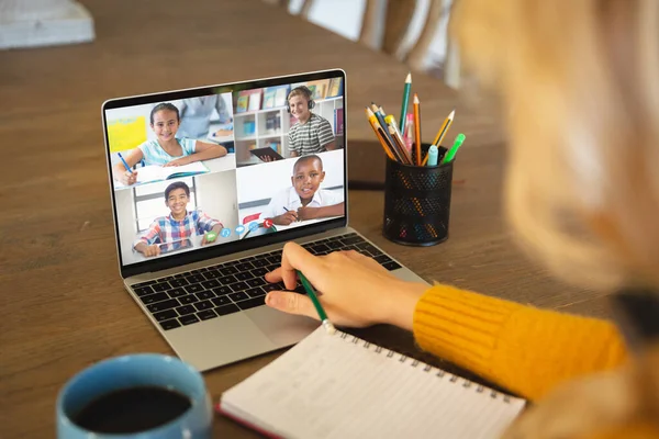 白人妇女使用笔记本电脑进行视频通话 屏幕上有各种各样的小学生笑着 通信技术和在线教育 数字合成图像 — 图库照片