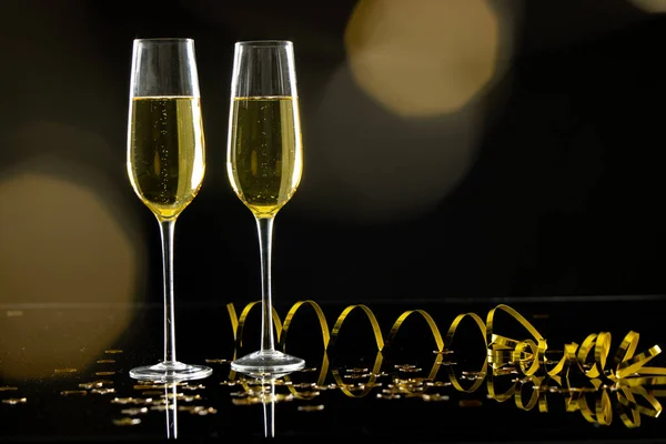 Composizione Primo Piano Champagne Anni Nuovi Con Coriandoli Sfondo Nero — Foto Stock