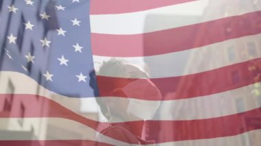 Amerikan bayrağının şehir caddesinde maskeli Afro-Amerikan bir kadının üzerinde sallanışının animasyonu. covid 19 salgın konsepti boyunca dijital olarak üretilen küresel sağlık önlemleri.