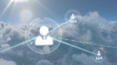 Mavi gökyüzündeki güneş ve bulutlara karşı profil simgeleri ağının animasyonu. Küresel ağ ve iş teknolojisi kavramı