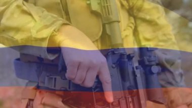 Beyaz erkek askerin üzerinde Kolombiya bayrağı animajı. Küresel vatanseverlik ve dijital arayüz kavramı dijital olarak oluşturulmuş video.