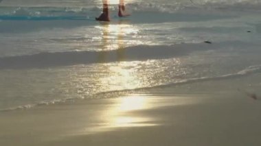 Manzara üzerinde deniz kıyısında yürüyen beyaz kadın animasyonu. Seyahat, tatil ve boş zaman konsepti dijital olarak oluşturulmuş video.