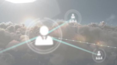 Profil ikonlarının gökyüzündeki bulutlara ve güneşe karşı animasyonu. Küresel ağ ve iş teknolojisi kavramı