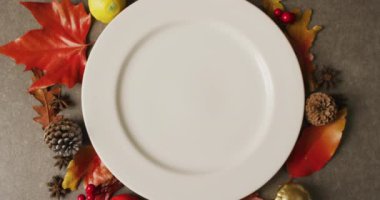 Gri yüzeyinde sonbahar yaprakları ve süslemeleri olan plaka videosu. Şükran Günü, Amerikan kültürü, gelenek ve kutlama videosu.