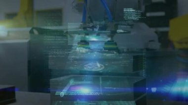 Fabrikadaki makinelerin yakın plan üzerinde veri işleme yapan ekranların animasyonu. Küresel iş ve mühendislik teknolojisi kavramı