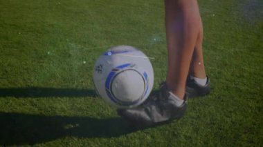 Çift ırklı futbolcu üzerinden bağlantı ağının animasyonu. Dijital olarak oluşturulmuş küresel bağlantılar, spor ve dijital arayüz kavramı.