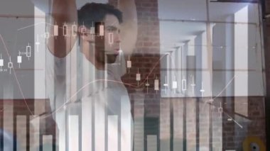 Beyaz adamın ağırlık kaldırmasıyla ilgili finansal veri işleme animasyonu. Küresel spor, finans ve dijital arayüz kavramı dijital olarak oluşturulmuş video.
