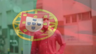 Portekiz bayrağının şehir caddesinde maskeli Afro-Amerikan bir adamın üzerinde dalgalanmasının animasyonu. covid 19 salgın konsepti boyunca dijital olarak üretilen küresel sağlık önlemleri.