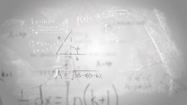 Bulanık matematiksel denklemlerin beyaz tahtada yüzen animasyonu. Dijital olarak üretilmiş, hologram, fizik, makine öğrenme, formül, öğretim ve eğitim kavramı.