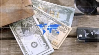 Harita üzerinde veri işleme animasyonu cüzdan, araba anahtarı ve dolar banknotlarıyla karşılaştırıldı. Küresel ekonomi ve finans kavramı