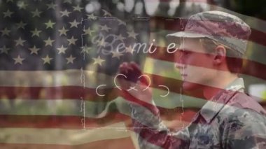 Amerikan bayrağı üzerinde benim metnim ve beyaz erkek askerimin animasyonu. Küresel vatanseverlik ve dijital arayüz kavramı dijital olarak oluşturulmuş video.