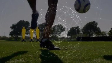 Çeşitli futbol oyuncuları üzerindeki dünya çapındaki bağlantıların animasyonu. Dijital olarak oluşturulmuş küresel bağlantılar, spor ve dijital arayüz kavramı.