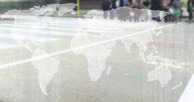 Dünya haritasında yürüyen insanların animasyonu. Küresel iş ve dijital arayüz kavramı dijital olarak oluşturulmuş video.