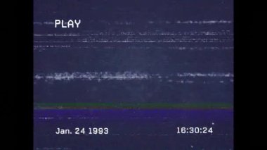 Mavi arkaplan üzerindeki bağlantı ağının vhs arıza etkisinin animasyonu. Küresel ağ ve iş teknolojisi kavramı