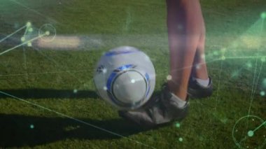Çift ırklı futbolcu üzerinden bağlantı ağının animasyonu. Dijital olarak oluşturulmuş küresel bağlantılar, spor ve dijital arayüz kavramı.