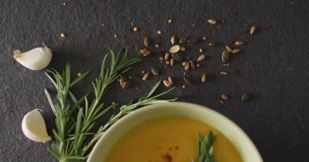 ローズマリーとグレーのテーブルの上にボウルにクリーム野菜スープのビデオ アメリカ料理 食べ物 料理の概念 — ストック動画