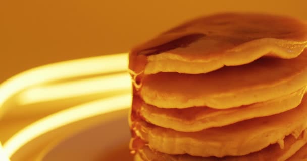 Video Lönnsirap Häller Pannkakor Orange Bakgrund Amerikanskt Kök Måltider Mat — Stockvideo