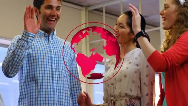 Animation Spinning Globe Different Συναδέλφους Κολλάνε Μεταξύ Τους Στο Γραφείο — Αρχείο Βίντεο