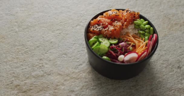 Composición Tazón Arroz Salmón Verduras Sobre Fondo Blanco Concepto Comida — Vídeos de Stock