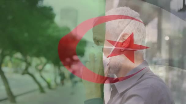 Animazione Bandiera Algeria Che Sventola Uomo Caucasico Che Indossa Maschera — Video Stock
