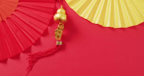 Vídeo Perto Fãs Chineses Decorações Fundo Vermelho Ano Novo Chinês — Vídeo de Stock