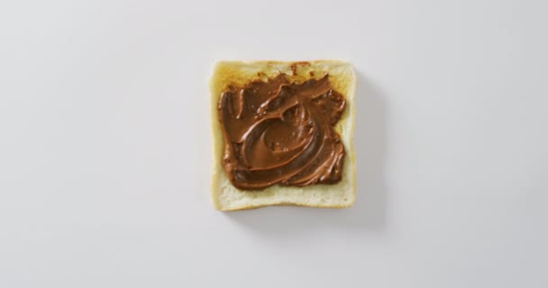 Video Närbild Rostat Bröd Med Choklad Grädde Vit Bakgrund Koncept — Stockvideo