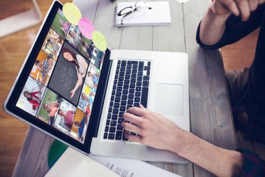 Müzik app midsection yaratıcı düzenleyicisinin üstünde laptop çalışma karşı