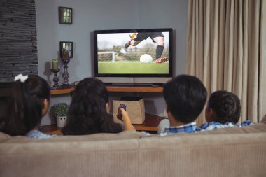Evde oturup TV 'de futbol maçı izleyen aile görüntüsü. spor, rekabet, eğlence ve teknoloji konsepti dijital kompozit görüntü.