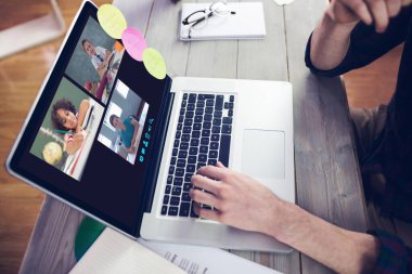 Müzik app midsection yaratıcı düzenleyicisinin üstünde laptop çalışma karşı