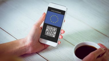 Oturma odasında evde kahve ile onun akıllı telefon kullanan kadın