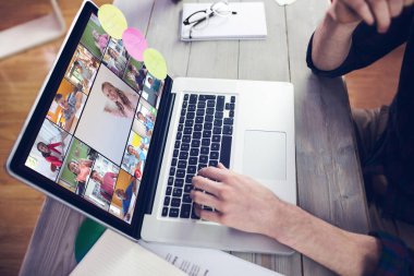 Müzik app midsection yaratıcı düzenleyicisinin üstünde laptop çalışma karşı