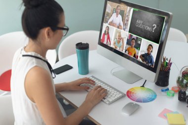 Video görüşmesi için dizüstü bilgisayar kullanan beyaz bir kız, ekranda çeşitli ilkokul öğrencileri var. iletişim teknolojisi ve çevrimiçi eğitim, dijital kompozit resim.