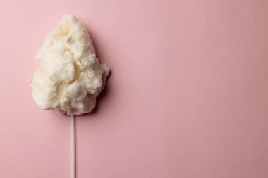 Çubukta, pembe arka planda ve fotokopi alanında ev yapımı beyaz diş ipinin yatay görüntüsü. Lezzetli ev yapımı tatlı yiyecekler..