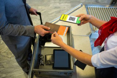 Havaalanında 19 aşılı pasaportlu belgeler ve akıllı telefon gösteren bir adam var. küresel covid 19 salgın konsepti dijital olarak oluşturulmuş video.