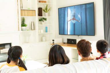 Ailesinin evde oturup, televizyonda yüzme yarışması izlediğini görmek. spor, rekabet, eğlence ve teknoloji konsepti dijital kompozit görüntü.