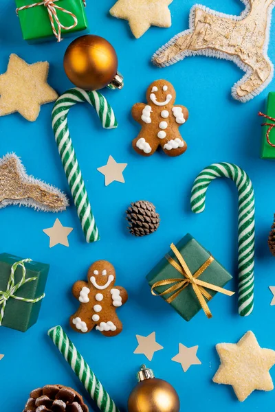 圣诞节装饰的图像与姜饼人蓝色背景 圣诞节 传统和庆祝概念 — 图库照片