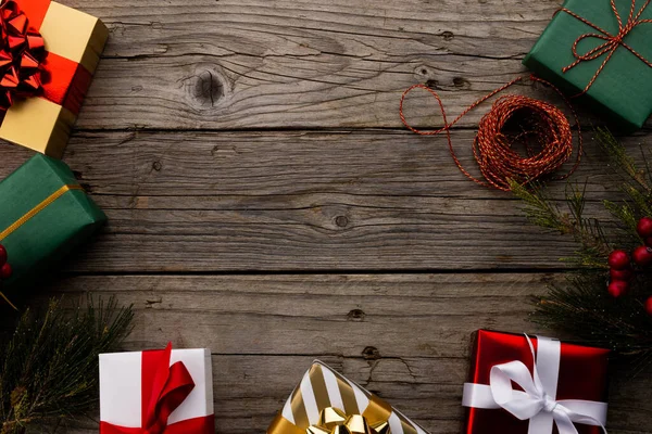Hediyeli Noel Süsü Ahşap Arka Planda Fotokopi Alanı Noel Gelenek — Stok fotoğraf