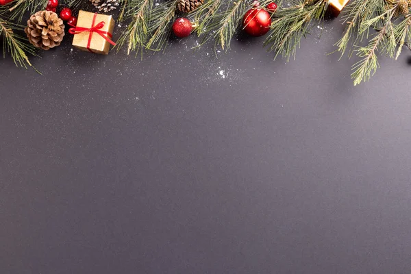 Mücevherlerle Süslenmiş Noel Resmi Siyah Arkaplanda Kopyalama Alanı Noel Gelenek — Stok fotoğraf