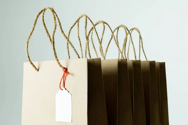 Samenstelling Van Geschenktag Papieren Boodschappentassen Witte Achtergrond Detailhandel Winkelen Zwarte — Stockfoto