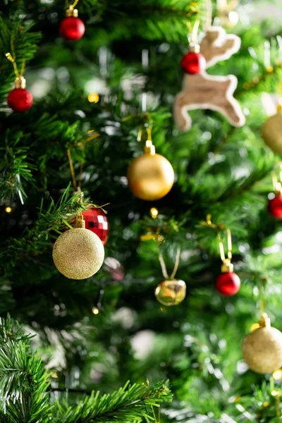 Afbeelding Van Kerstboom Met Rode Gouden Kerstballen Decoratie Kerstmis Traditie — Stockfoto