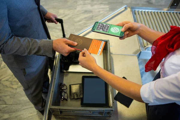 Hombre Aeropuerto Mostrando Documentos Teléfono Inteligente Con Covid Pasaporte Vacuna —  Fotos de Stock