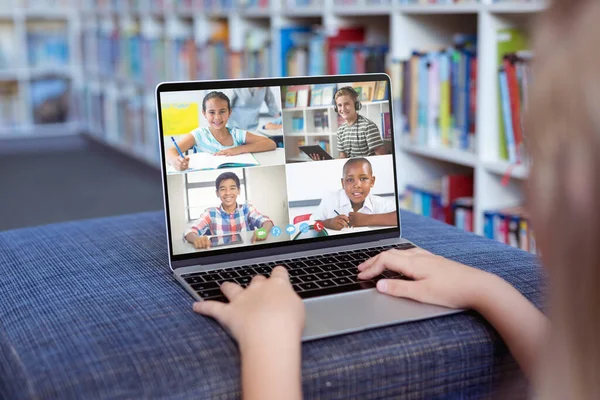 Menina Caucasiana Usando Laptop Para Videochamada Com Sorrindo Diversos Alunos — Fotografia de Stock